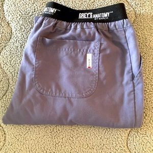 Gray greys anatomy scrub pants.